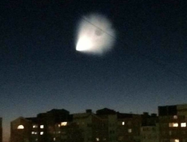 Дивний слід на небі у Луцьку. ФОТО. ВІДЕО