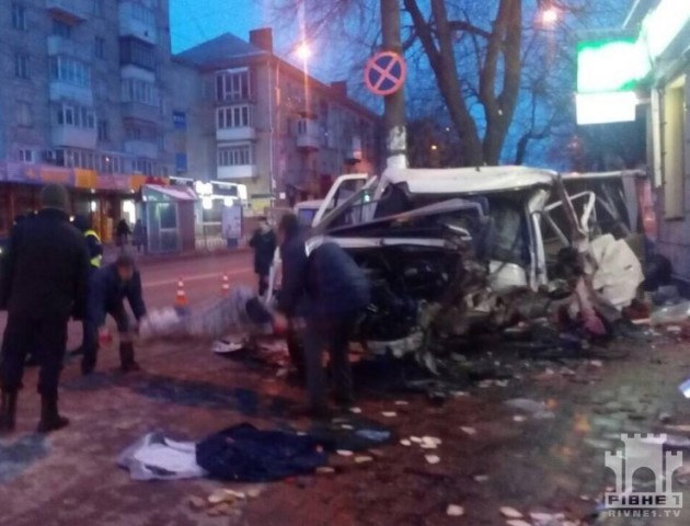 ДТП у Рівному: автомобіль влетів у дерево, водій загинув. ФОТО