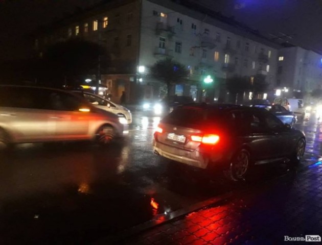 На «зебрі» в центрі Луцька авто збило людину. ФОТО