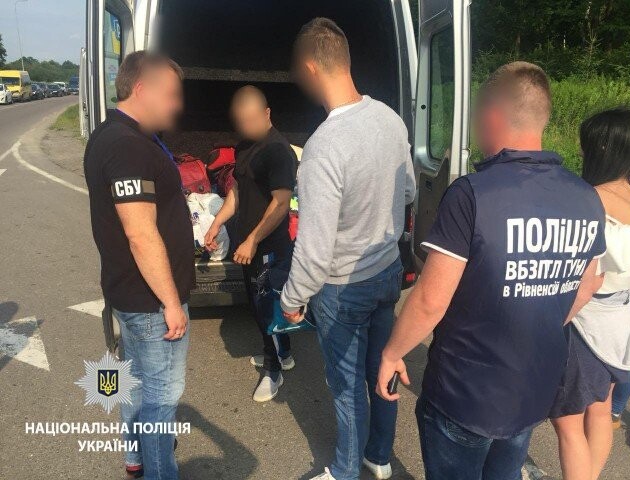 Суд звільнив від покарання сутенера з Волині, який вербував дівчат у повії