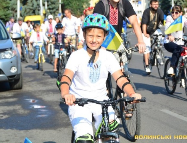 У Луцьку стартував велопробіг у вишиванках. ФОТО