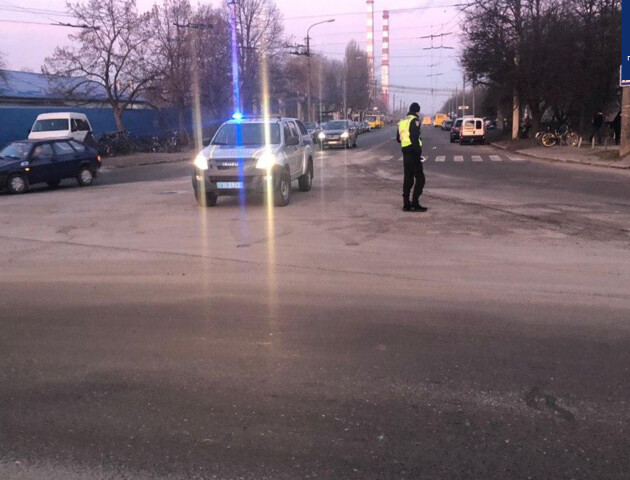 У Луцьку патрульні «взялись» за авторинок. Наводять лад