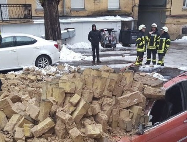 У центрі Києва стіна впала на припарковані автомобілі