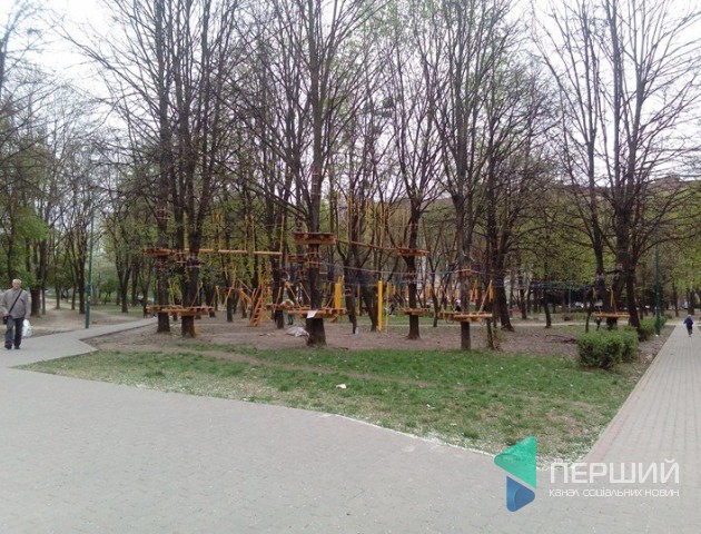 У луцькому парку біля РАЦСу облаштували канатну дорогу. ФОТО