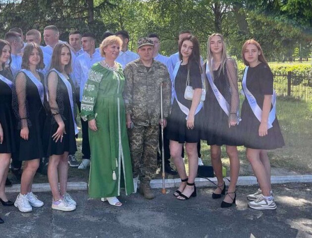 На Волині учитель, який служить в ЗСУ, приїхав на свято до випускників. ВІДЕО