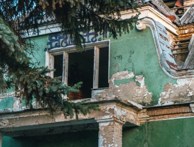 У Луцьку не можуть знайти власника історичної будівлі. Вона руйнується