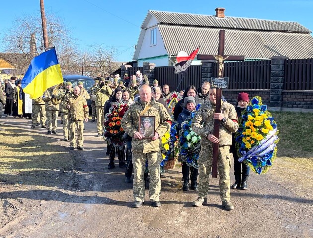 На Волині провели в останню дорогу загиблого на війні батька трьох дітей Олександра Пилипчука. ФОТО