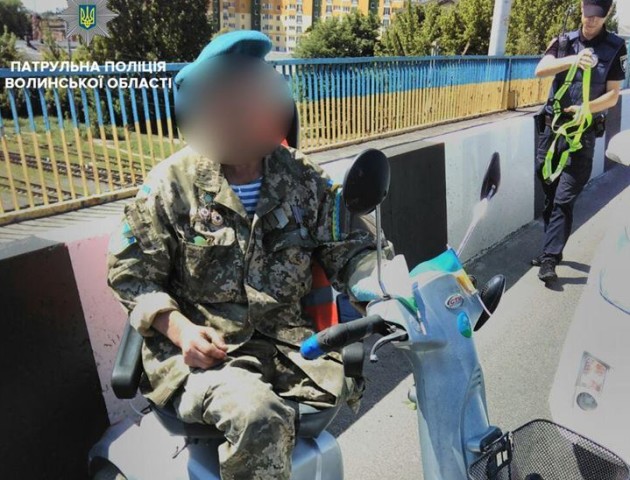 Лучанин на візку не міг добратися додому – допомагали патрульні