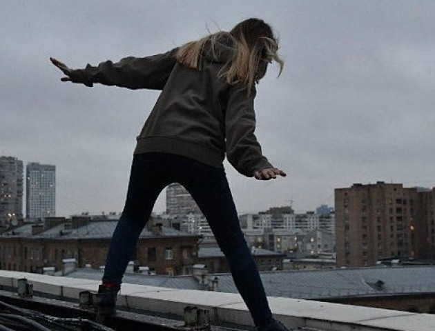 Усе відбулось за кілька секунд: у Луцьку патрульні врятували жінку від можливого самогубства. ВІДЕО