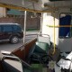 У Луцьку п’яний чоловік повибивав вікна у тролейбусі