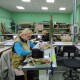 Переселенка з Харкова повернулась з-за кордону і шиє одяг для військових на волинському підприємстві