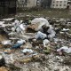 У Луцьку на проспекті Соборності прибрали стихійне сміттєзвалище. ФОТО