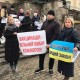 У Луцьку батьки дітей без щеплень прийшли мітингувати під міську раду. ФОТО