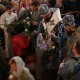 Після служби у луцькому соборі митрополит Михаїл подарував жінкам квіти. ФОТО