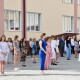 Діти – на дистанції, батьки – за територією школи. Як у Луцьку вручали медалі випускникам