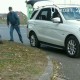 На дорогому авто, але без смітника: у Луцьку чоловік викидав сміття прямо біля дороги. ФОТО