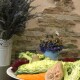 Луцька майстриня вирізьблює на фруктах та овочах картини