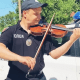 Луцький патрульний зіграв на скрипці разом зі своїм 9-річним сином. Відео