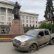У Луцьку біля спаленої ворогами автівки  ярмарком збиратимуть кошти на нове авто. ФОТО