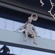 У Луцьку встановили нову скульптуру кликуна