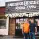 У Луцьку брати Забіяки відкрили особливий магазин: там не тільки продають, а й годують