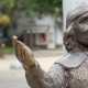 У центрі Луцька встановили викрадену скульптуру кликуна