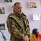 Боєць волинської бригади збирає на дрон для свого підрозділу