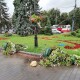 У центрі Луцька через сильний вітер попадали клумби