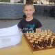 У Луцьку 8-річний хлопчик грає з перехожими у шахи. Зароблені гроші віддає на ЗСУ