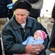 Вперше подолав таку відстань. 84-річний дідусь на старому авто вивіз родину з-під обстрілів