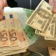Курс валют на 3 травня:  долар трохи здав у ціні, натомість євро суттєво обвалився