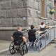 Військовослужбовець 3 ОШБр з акторками волинського драмтеатру перевіряли Луцьк на безбар’єрність
