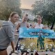 Допомога ЗСУ: в Іваничах випускниці намалювали картину з рускім кораблем і розіграли її в лотереї