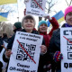 У Києві антивакцинатори вийшли на акцію протесту з плакатами, де були QR-коди «Єдиної Росії»