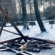 На Волині вандали у лісі зруйнували і спалили дитячу гойдалку та паркан