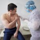 Зеленський вакцинувався від коронавірусу на Донбасі