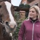 Лучанка катається містом верхи на коні