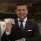 Президент і 200 гривень: Зеленський уже знімався на фоні Луцького замку з грошима. Ще 6 років тому