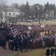 Прихильників УПЦ МП на площі у Луцьку – уже більше тисячі. Підняли плакати. ФОТО