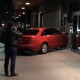 У Луцьку автівка протаранила двері торгового центру
