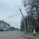 У Луцьку бетонний стовп впав на дроти. Фото