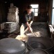 Відновлює сімейне ремесло: на Волині 19-річний хлопець виготовляє посуд із алюмінію