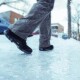 «Все блищить, йти неможливо»: лучани скаржаться на слизькі тротуари в місті