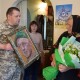 Батькам загиблого прикордонника з Волині подарували портрет сина, виготовлений із сірників