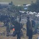 Мігранти розпочали штурм кордону Білорусі з Польщею, силовики стягують водомети