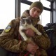 «Як я міг її там лишити?» Прикордонник привіз із зони бойових дій до Луцька пухнасту Пульку