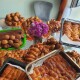 Директорка луцького туристичного агентства пече солодощі для воїнів. ФОТО