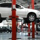 У Луцьку під час ремонту на чоловіка впала автівка. Він – у реанімації