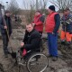 Захисник з Волині, який втратив на війні ноги, організував ремонт дороги у своєму селі