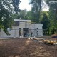У Луцьку в центральному парку завершують будівництво громадської вбиральні